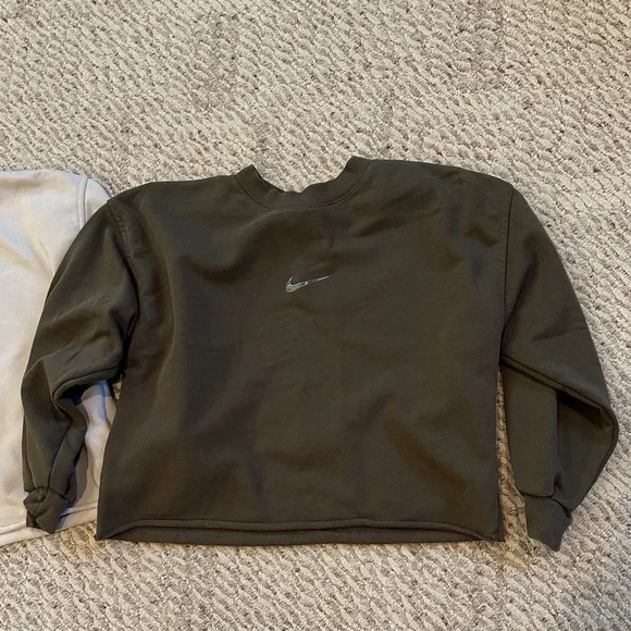 Nike Lightweight CroppedSweatshirt and Leggings Set in Cream, Olive, and PurpleM - Picture 2 of 7